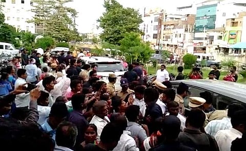 ദളിതര്‍ക്കുള്ള ഭൂമിക്ക് കൈക്കൂലി ആവശ്യപ്പെട്ടു; എംഎല്‍എ ഓഫീസില്‍ വെച്ച് കര്‍ഷകര്‍ തീ കൊളുത്തി