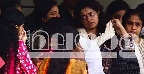 നടിയെ ആക്രമിച്ച കേസില്‍ ജയിലില്‍ കഴിയുന്ന നടന്‍ ദിലീപ് കോടതിയുടെ പ്രത്യേക അനുമതി വാങ്ങി പിതാവിന്റെ ശ്രാദ്ധചടങ്ങില്‍ പങ്കെടുക്കാന്‍ ആലുവയിലെ വീട്ടില്‍ എത്തിയപ്പോള്‍/ ചിത്രം ആല്‍ബിന്‍ മാത്യു, എക്‌സ്പ്രസ