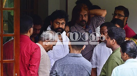 നടിയെ ആക്രമിച്ച കേസില്‍ ജയിലില്‍ കഴിയുന്ന നടന്‍ ദിലീപ് കോടതിയുടെ പ്രത്യേക അനുമതി വാങ്ങി പിതാവിന്റെ ശ്രാദ്ധചടങ്ങില്‍ പങ്കെടുക്കാന്‍ ആലുവയിലെ വീട്ടില്‍ എത്തിയപ്പോള്‍/ ചിത്രം ആല്‍ബിന്‍ മാത്യു, എക്‌സ്പ്രസ