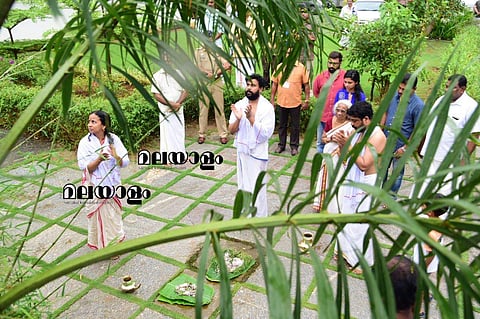 പിതാവിന്റെ ശ്രാദ്ധ ചടങ്ങില്‍ ബലിയിടുന്ന ദിലീപ്. മകള്‍ മീനാക്ഷി, അമ്മ, അനിയന്‍ തുടങ്ങിയവര്‍ സമീപം. ഫോട്ടോ-ആല്‍ബിന്‍ മാത്യു-എക്‌സ്പ്രസ്.