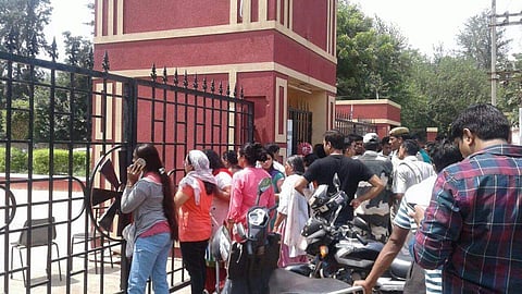 സ്‌കൂള്‍ ശൗചാലയത്തില്‍ ഏഴുവയസുകാരന്റെ മൃതദേഹം; കൊലപ്പെടുത്തിയത് സ്‌കൂള്‍ അധികൃതരോ മുതിര്‍ന്ന വിദ്യാര്‍ത്ഥികളോ ആണെന്ന് പിതാവ്