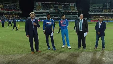 ടോസ് വീണത് ലങ്കയ്ക്ക്, അവതാരകന്‍ ഇന്ത്യയ്ക്ക് അനുകൂലമാക്കിയോ? വീഡിയോ തെളിവാക്കി ലങ്കന്‍ ക്രിക്കറ്റ് ബോര്‍ഡ്‌