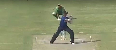 കയ്യിലിരിക്കുന്നത് ബാറ്റോ അതോ വാളോ: വൈറലായി 'ഹെലിസ്‌കൂപ്പ്'