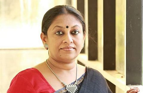 ബിന്ദു അമ്മിണി മുളകുപൊടി ഏറ്റുവാങ്ങിയത് നവകേരളത്തിനു വേണ്ടി, സ്ത്രീവിരുദ്ധതയിൽ പാർട്ടികൾക്കിടയിൽ ഒരു ഭിന്നതയുമില്ലെന്ന് കെ ആര്‍ മീര