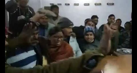 പുതപ്പില്‍ പടം പതിപ്പിക്കുന്നതിന്റെ പേരില്‍ ബിജെപിയുടെ എംപിയും എംഎല്‍എയും തമ്മില്‍ തല്ലി; സംഭവം പാവപ്പെട്ടവര്‍ക്ക് പുതപ്പ് വിതരണം ചെയ്യുന്നതിനിടെ