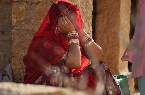 വിവാഹ രാത്രിയില്‍ നവവധുവിന് കന്യകാത്വ പരിശോധന; ആചാരത്തിനെതിരേ ശബ്ദമുയര്‍ത്താന്‍ വാട്ട്‌സ്ആപ്പ് ഗ്രൂപ്പ് ആരംഭിച്ച് യുവാക്കള്‍