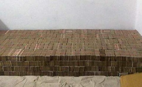 മെത്തയ്ക്ക് പകരം നോട്ടുകെട്ടുകള്‍; യുപിയില്‍ പിടികൂടിയത് 100 കോടിയുടെ നിരോധിത നോട്ടുകള്‍