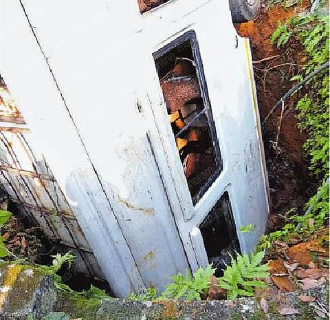 വാന്‍ ഓടിക്കയറി, ഇരുപതടി താഴ്ചയുള്ള കിണറ്റിലേക്ക്