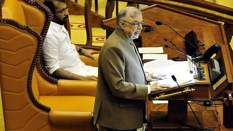 സര്‍ക്കാര്‍ എഴുതിക്കൊടുത്തതെല്ലാം തൊണ്ടതൊടാതെ വിഴുങ്ങിയില്ല; ഗവര്‍ണറുടെ നടപടി ശ്ലാഘനീയമെന്ന് ബിജെപി 