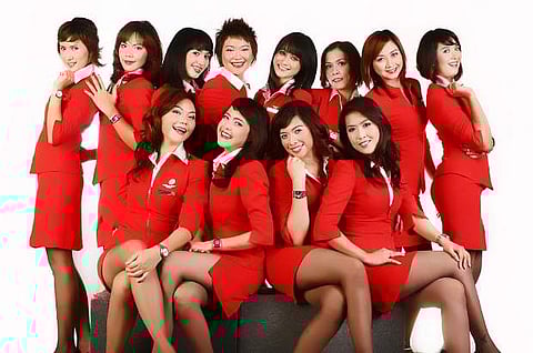 'ചെറിയ വസ്ത്രം ധരിച്ചിരിക്കുന്നതിനാല്‍ അവരുടെ മാറും അടിവസ്ത്രവും ഞാന്‍ കണ്ടു';  എയര്‍ ഹോസ്റ്റസ്മാരുടെ യൂണിഫോമിനെതിരേ യാത്രക്കാരി