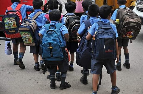 പോണ്‍ മാഗസീന്‍ മുതല്‍ സിഗററ്റ് വരെ; സ്‌കൂള്‍ വിദ്യാര്‍ത്ഥികളുടെ ബാഗിലെ വസ്തുക്കള്‍ കണ്ട് ഞെട്ടി അധ്യാപകര്‍