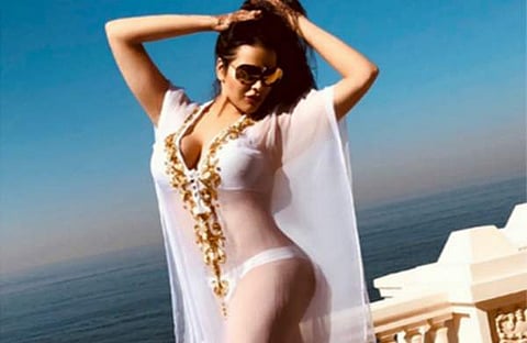 വെള്ള ബിക്കിനിയില്‍ കിടിലന്‍ ഫോട്ടോഷൂട്ട് നടത്തി സഞ്ജയ് ദത്തിന്റെ മകള്‍