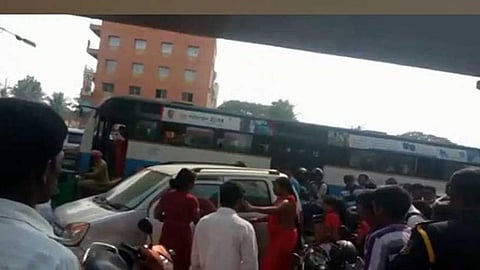 ബൈക്ക് യാത്രികരെ ഇടിച്ചിട്ട് സിനിമ നടിയുടെ കാര്‍ നിര്‍ത്താതെ പോയി; നാട്ടുകാര്‍ വാഹനം പിന്തുടര്‍ന്ന് പിടിച്ച് തല്ലിത്തകര്‍ത്തു