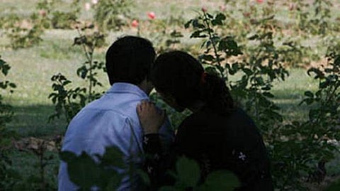 "ആ മോഹവുമായി ഇങ്ങോട്ടുവരേണ്ട" ; പാര്‍ക്കിലെ പ്രവേശനത്തിന് വിവാഹസര്‍ട്ടിഫിക്കറ്റ് നിര്‍ബന്ധമാക്കി അധികൃതര്‍