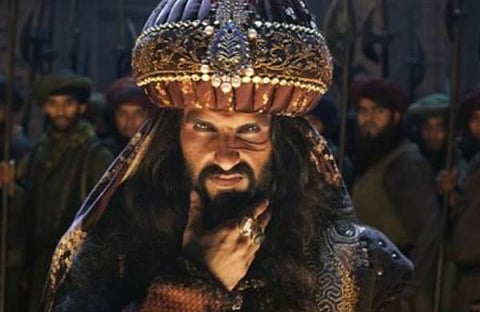 പത്മാവത് മുസ്ലീം മതവികാരത്തെ വ്രണപ്പെടുത്തുന്നു; മലേഷ്യന്‍ സെന്‍സര്‍ ബോര്‍ഡിന്റെ വിലക്ക്