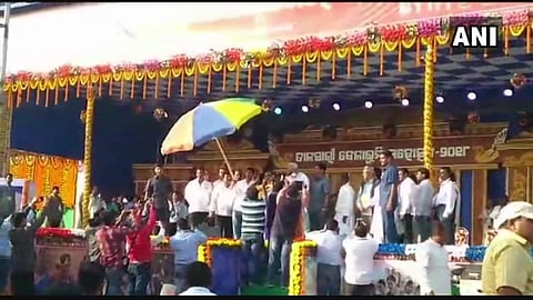 ഒഡിഷ മുഖ്യമന്ത്രിയ്ക്ക് നേരെ ചീമുട്ടയേറ്; ക്യാച്ചെടുത്ത് സുരക്ഷാ ഉദ്യോഗസ്ഥന്‍ 