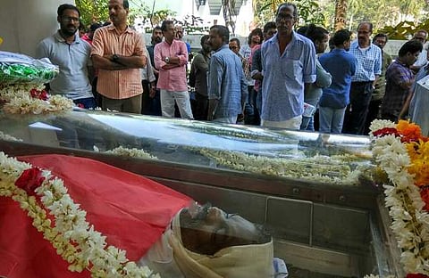 'ആ മൃതദേഹത്തിന് വേണ്ടി വിലപിക്കേണ്ടതില്ല;  അശാന്തന്‍ സ്വന്തം മൃതദേഹം കൊണ്ട് പ്രതിഷേധത്തിന്റെ കെടാ ചിത തീര്‍ത്ത കലാകാരന്‍'