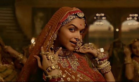 ഈ ഭ്രാന്തിനെ എന്ത് വിളിക്കണം; പത്മാവതിയുടെ വേഷത്തില്‍ ഗൂമറിനൊപ്പം ചുവടുവെച്ച് ഒരു കുടുംബം മുഴുവന്‍ തീയറ്ററില്‍