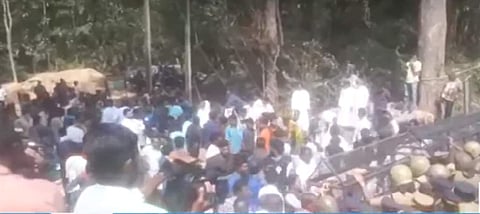 ബോണക്കാട് കുരിശുമല യാത്ര പൊലീസ് തടഞ്ഞു; വിശ്വാസികള്‍ക്ക് നേരെ ലാത്തിച്ചാര്‍ജ്, സ്ഥലത്ത് സംഘര്‍ഷം