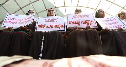 തിരുവസ്ത്രമണിഞ്ഞവര്‍ തെരുവിലിറങ്ങുമ്പോള്‍