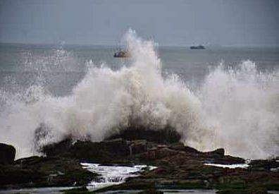 തിത്‌ലി ഉഗ്രരൂപിണിയാവുന്നു, ഒഡീഷയുടെ തീരങ്ങളില്‍ നിന്ന് ആളുകളെ ഒഴിപ്പിച്ച് തുടങ്ങി