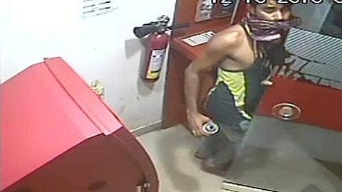 കവര്‍ച്ചാസംഘം ഉപേക്ഷിച്ച വാഹനത്തില്‍ രക്തക്കറ ; സംഘം ട്രെയിന്‍മാര്‍ഗം കേരളം വിട്ടതായി നിഗമനം, അന്വേഷണം അയല്‍സംസ്ഥാനങ്ങളിലേക്കും