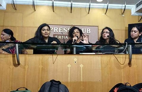 മോഹന്‍ലാല്‍ അപമാനിച്ചു, 'അമ്മ' കുറ്റാരോപിതനൊപ്പം നിന്ന് ഉരുണ്ടുകളിക്കുന്നു: രൂക്ഷ വിമര്‍ശനവുമായി വനിതാ കൂട്ടായ്മ