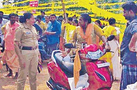 വനിതാപ്പൊലീസിന് നേരെ തെറിവിളി, അറസ്റ്റ് ചെയ്യാനെത്തിയപ്പോള്‍ കൈ കടിച്ചു മുറിച്ചു, യുവതി പിടിയില്‍