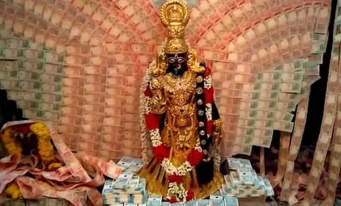 വിഗ്രഹം അണിയിച്ചൊരുക്കാന്‍ നാലരക്കോടിയുടെ സ്വര്‍ണ്ണം, ക്ഷേത്രം അലങ്കരിക്കാന്‍ രണ്ടരക്കോടിയുടെ നോട്ടുകളും: ഇതെല്ലാം വഴിപാടായി കിട്ടിയത്