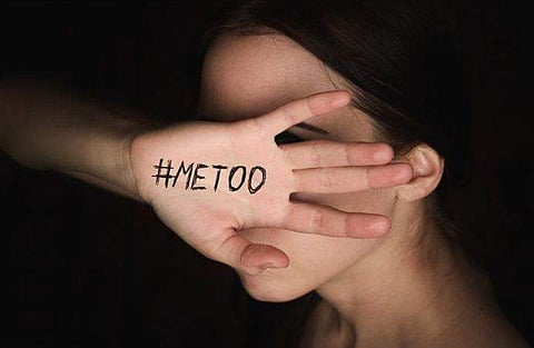 'ഡെസ്‌കിന് അടിയിലൂടെ അയാള്‍ എന്റെ തുടയില്‍ കൈവെച്ചു, പിന്നെ നെഞ്ചില്‍ പിടിച്ചു'; അധ്യാപകനില്‍ നിന്നുണ്ടായ അനുഭവം തുറന്നു പറഞ്ഞ് യുവതി