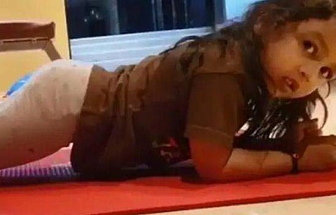 അച്ഛനെപ്പോലെ മകളും, പുഷപ്പെടുത്ത് കുഞ്ഞ് സിവ, വീഡിയോ വൈറല്‍