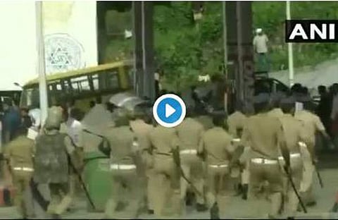 നിലയ്ക്കലില്‍ തെരുവു യുദ്ധം, പൊലീസിനു നേരെ രൂക്ഷമായ കല്ലേറ്; ലാത്തിച്ചാര്‍ജ് (വിഡിയോ)