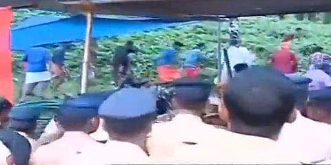 നിലയ്ക്കലില്‍ പൊലീസ് വിരട്ടിയോടിച്ച സമരക്കാര്‍ തിരിച്ചെത്തി, പന്തല്‍ പുനസ്ഥാപിച്ചു