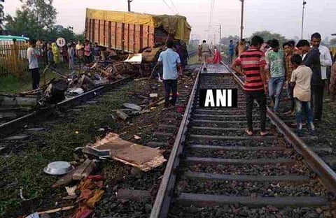 രാജധാനി എക്‌സ്പ്രസില്‍ ട്രക്കിടിച്ചു കയറി ; രണ്ട് ബോഗികള്‍ പാളം തെറ്റി, ഡ്രൈവര്‍ കൊല്ലപ്പെട്ടു