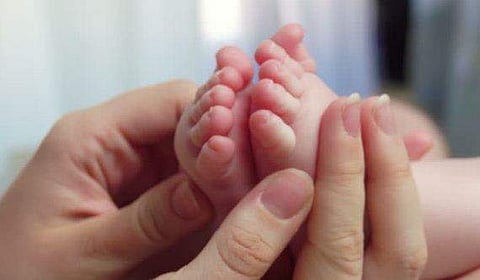 മീനാക്ഷിക്ക് കണ്‍മണി പിറന്നു, അമ്മയുടെ ഗര്‍ഭപാത്രത്തില്‍ നിന്ന്!