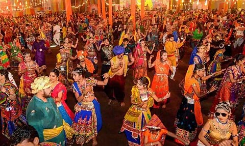 കന്യകാത്വ പരിശോധനയ്ക്ക് വിസമ്മതിച്ച യുവതിയെ ഗര്‍ബ നൃത്തത്തില്‍ നിന്ന് വിലക്കി; എട്ടുപേര്‍ അറസ്റ്റില്‍ 