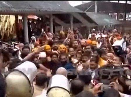 യുവതികള്‍ നടപ്പന്തലിലെത്തി, പ്രതിഷേധക്കാരെ അനുനയിപ്പിക്കാന്‍ പൊലീസ് ശ്രമം