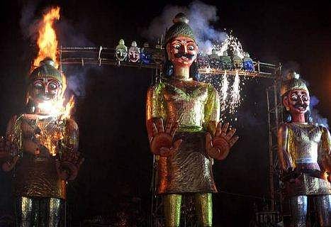 'രാജ്യത്ത് നടക്കുന്നത് പുരുഷ പീഡനം' ; ശൂര്‍പ്പണഖയുടെ കോലം കത്തിച്ച് 'ഭര്‍ത്താക്കന്‍മാരുടെ' ദസറയാഘോഷം