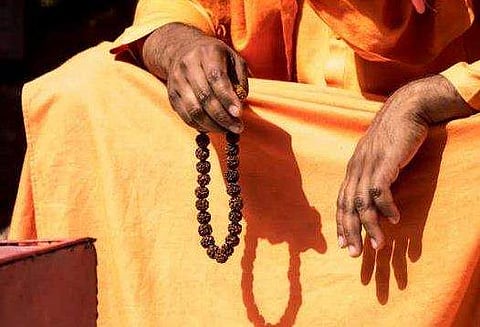 സ്ത്രീയുമായി പ്രണയബന്ധമുണ്ടെന്ന് ആരോപണം; സന്ന്യാസി സ്വന്തം ജനനേന്ദ്രിയം ഛേദിച്ചു