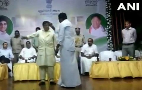 എംഎല്‍എയുടെ പ്രസംഗം നീണ്ടു ; കലി പൂണ്ട് ഗവര്‍ണര്‍, വേദിയില്‍ വാക് പോര് ( വീഡിയോ )