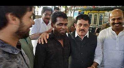 മന്ത്രിക്ക് ഒന്നാന്തരം മീന്‍കറി ഉണ്ടാക്കിക്കൊടുത്തു: യുവാവിന് 25000 രൂപയും ഉംറയ്ക്കുള്ള ടിക്കറ്റും ഫ്രീ...