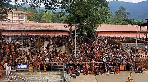 സന്നിധാനത്ത് യുവതി പ്ര​വേ​ശി​ച്ചി​ട്ടു​ണ്ടെന്ന് ആരോപണം, നട നേരത്തെ അടച്ചു: ഇനി തുറക്കുക നവംബർ അഞ്ചിന്