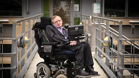 വിഖ്യാത ഭൗതിക ശാസ്ത്രജ്ഞന്‍ സ്റ്റീഫന്‍ ഹോക്കിങിന്‍റെ ഹൈടെക്ക് വീല്‍ചെയറും പിഎച്ച്‌ഡി തീസിസും ലേലത്തിന്