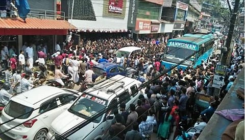 ജ്വല്ലറി ഉദ്ഘാടനത്തിനായി നടിമാര്‍ എത്തി; മണിക്കൂറുകള്‍ ഗതാഗതം നിലച്ചു; ഉടമക്കെതിരെ കേസ്