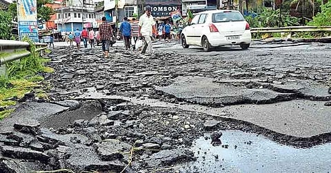 റോഡുകള്‍ നന്നാക്കാന്‍ ആളു മരിക്കണോ ? ; സംസ്ഥാനത്തെ റോഡുകളുടെ സ്ഥിതി വളരെ മോശം , സര്‍ക്കാരിന് ഹൈക്കോടതിയുടെ രൂക്ഷ വിമര്‍ശനം