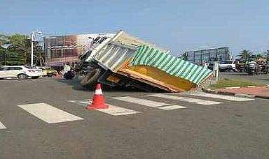 തിരുവനന്തപുരത്ത് റോഡില്‍ ഗര്‍ത്തം രൂപപ്പെട്ടു, ഭാരം  കയറ്റിവന്ന ലോറി മറിഞ്ഞു; ഗതാഗത തടസ്സം