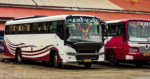 അനിശ്ചിത കാല ബസ് സമരം മാറ്റി വച്ചു; യാത്രാ നിരക്കുകള്‍ വര്‍ധിപ്പിക്കുന്നതിനെ കുറിച്ച് പഠിക്കാന്‍ ജസ്റ്റിസ് രാമചന്ദ്രന്‍ കമ്മീഷന് ചുമതല