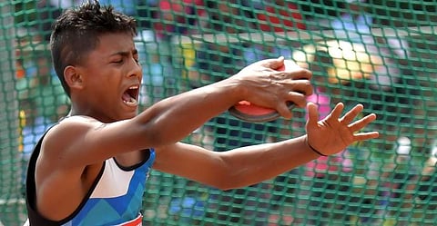 ഉപേക്ഷിച്ചു പോയ അച്ഛനും അമ്മയും കാണണം; കായിക മേളയില്‍ മഹേഷിന്റെ പ്രതികാരം