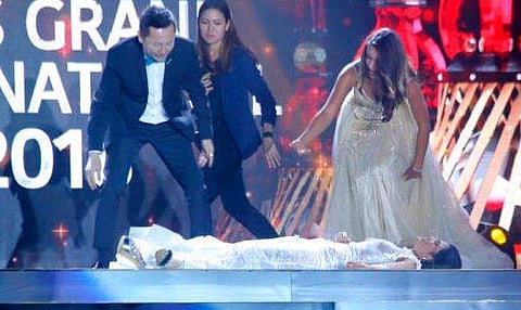 സൗന്ദര്യറാണിയായി തിരഞ്ഞെടുത്ത വാര്‍ത്ത കേട്ടതും സുന്ദരിയുടെ ബോധം പോയി; സന്തോഷം കൊണ്ടെന്ന് സോഷ്യല്‍ മീഡിയ (വീഡിയോ)