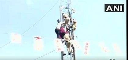 ശമ്പളവര്‍ധന ആവശ്യപ്പെട്ട് ആശാ വര്‍ക്കറുടെ ആത്മഹത്യാ  ഭീഷണി; ടവറില്‍ നിന്നും താഴെയിറക്കുന്നതിനിടെ കാല്‍തെറ്റി വീണ് യുവതിക്ക് ഗുരുതര പരുക്ക് (വീഡിയോ)